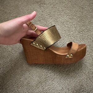 Anthropologie Sandro Rossi Tan and Gold Wooden Wedges - size 38 / 8